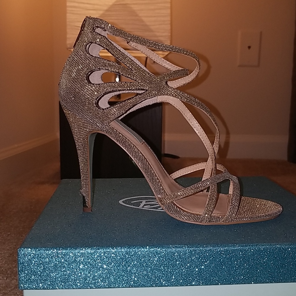 Shoes - Picture 3 of 4